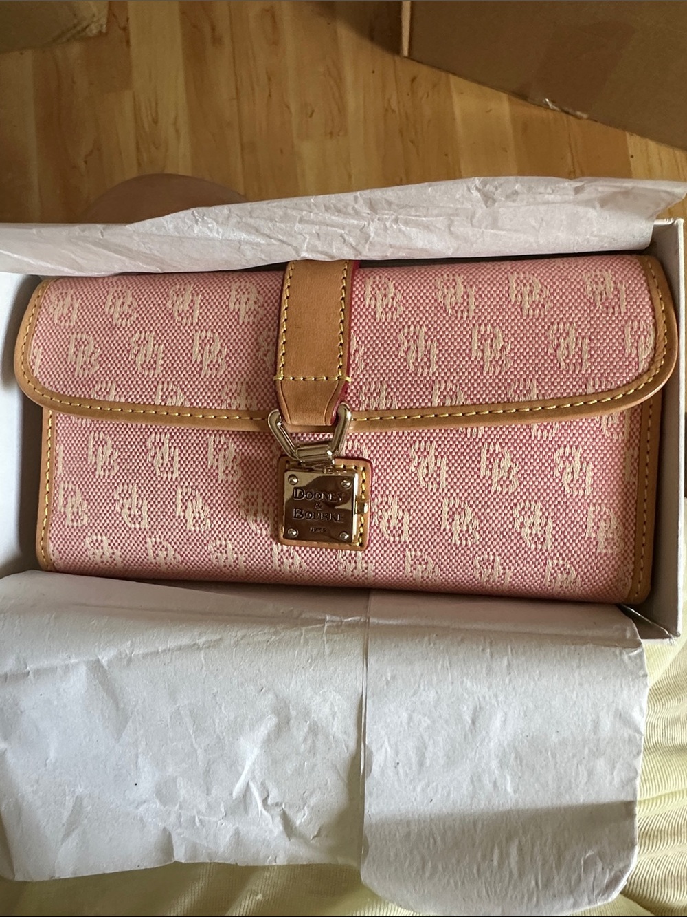 ❤️Host Pick New in box Dooney & bourke pink lock wallet - Picture 5 of 5